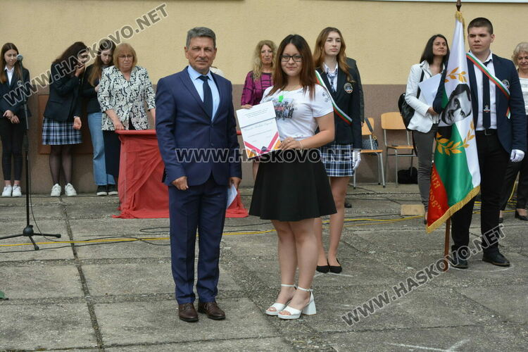 Нели Генова със Златаровска награда на Езиковата гимназия в Хасково