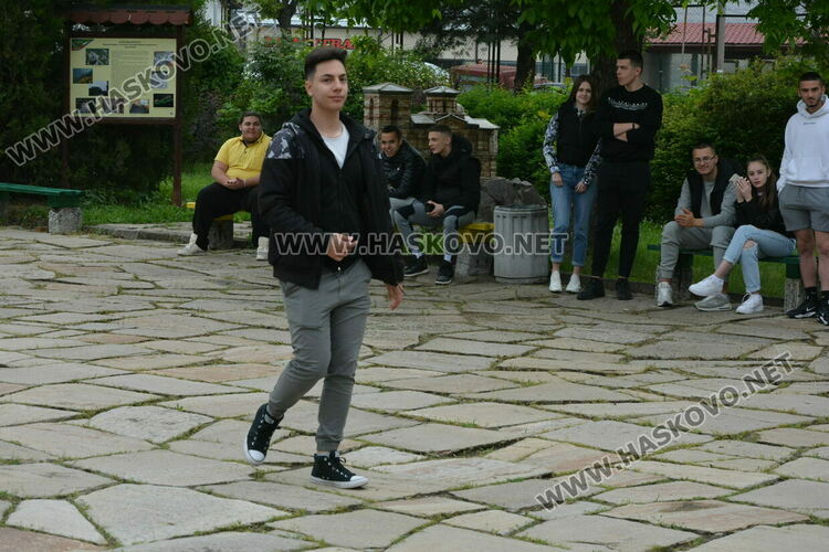 Царската гимназия изпрати 122 абитуриенти, Мерт Миленов с приз „Достоен Асеневец“