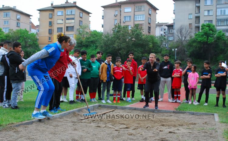 Треньори, ученици и учители от Спортното отпразнуваха празника си на стадиона 