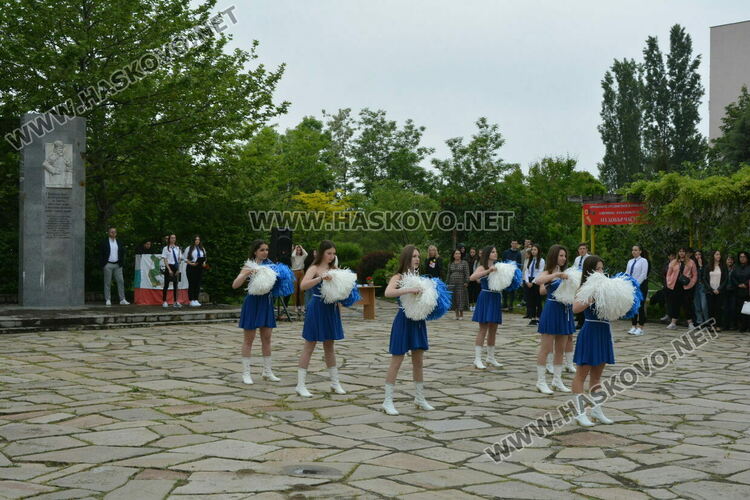 Царската гимназия изпрати 122 абитуриенти, Мерт Миленов с приз „Достоен Асеневец“