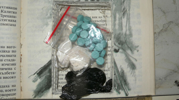 Двама са задържани за притежаване на наркотични вещества