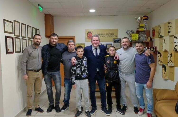 Кметът на община Перник Станислав Владимиров се срещна с шампионите по борба от Балканиадата
