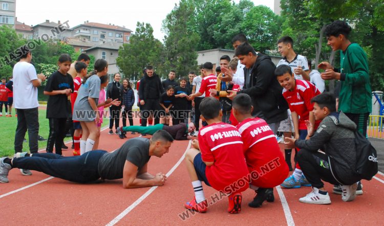 Треньори, ученици и учители от Спортното отпразнуваха празника си на стадиона 