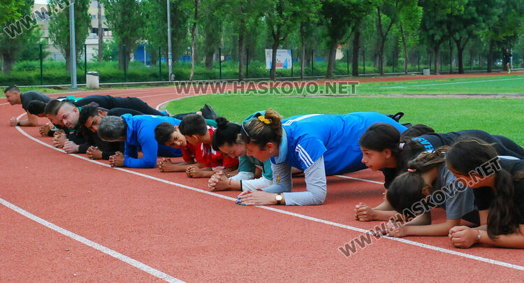 Треньори, ученици и учители от Спортното отпразнуваха празника си на стадиона 