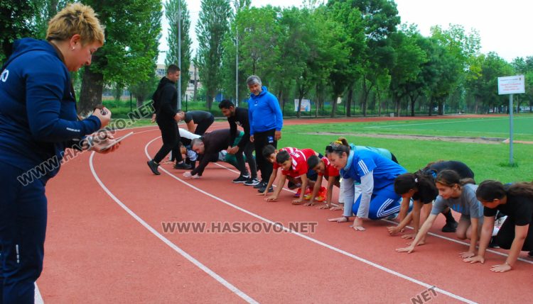 Треньори, ученици и учители от Спортното отпразнуваха празника си на стадиона 