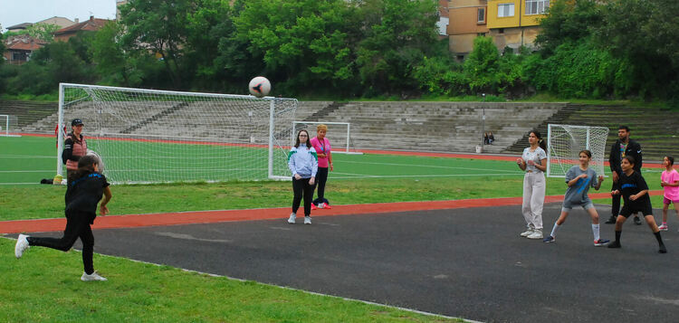 Треньори, ученици и учители от Спортното отпразнуваха празника си на стадиона 