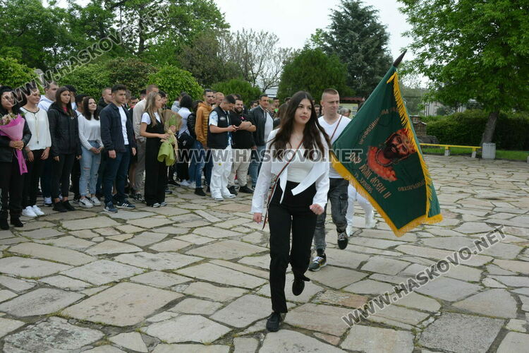 Царската гимназия изпрати 122 абитуриенти, Мерт Миленов с приз „Достоен Асеневец“