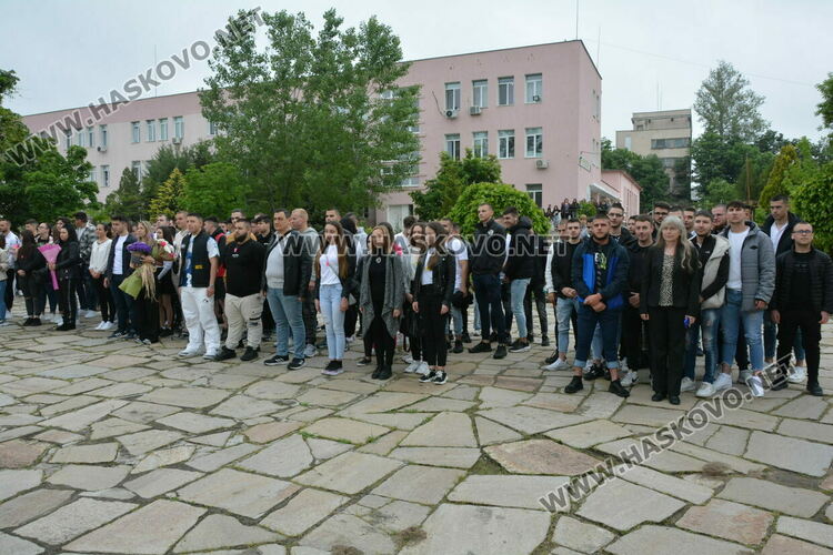 Царската гимназия изпрати 122 абитуриенти, Мерт Миленов с приз „Достоен Асеневец“