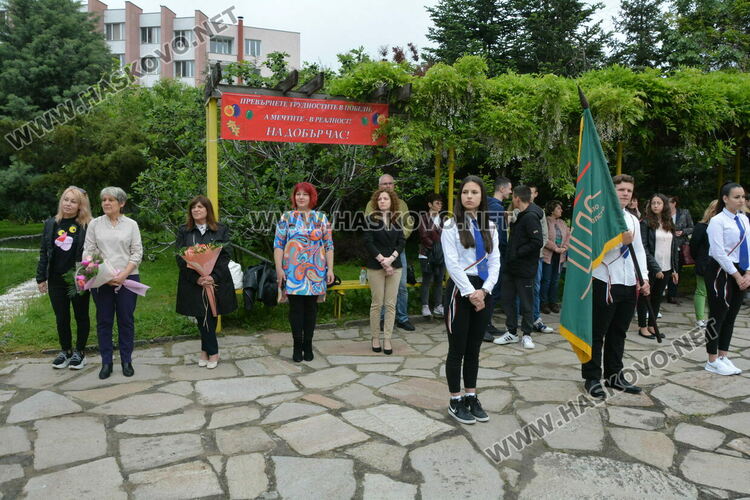 Царската гимназия изпрати 122 абитуриенти, Мерт Миленов с приз „Достоен Асеневец“