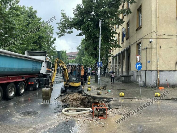 Разкопаха асфалта до Съдебната палата в Хасково заради авария
