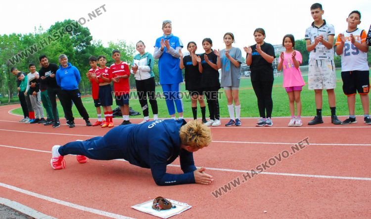 Треньори, ученици и учители от Спортното отпразнуваха празника си на стадиона 