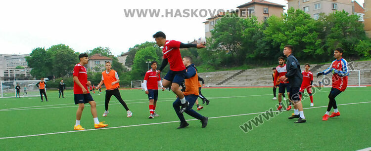 Треньори, ученици и учители от Спортното отпразнуваха празника си на стадиона 