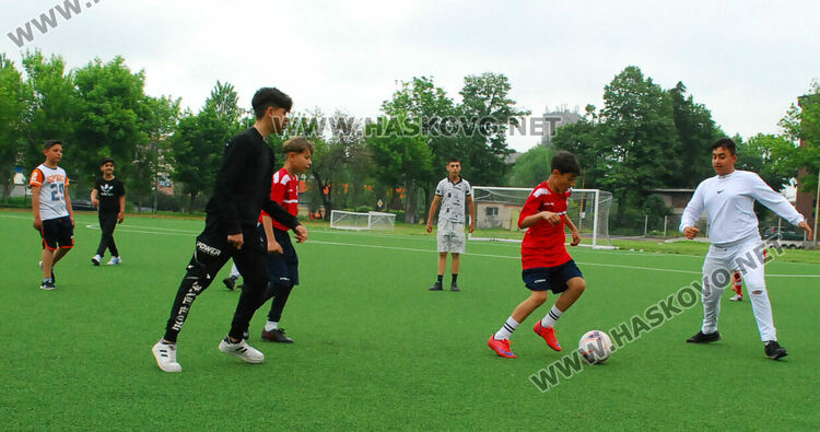 Треньори, ученици и учители от Спортното отпразнуваха празника си на стадиона 