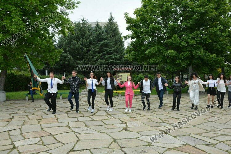 Царската гимназия изпрати 122 абитуриенти, Мерт Миленов с приз „Достоен Асеневец“