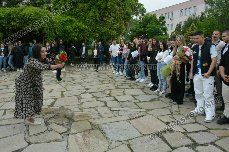 Царската гимназия изпрати 122 абитуриенти, Мерт Миленов с приз „Достоен Асеневец“