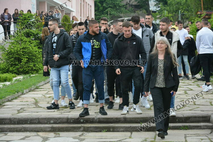 Царската гимназия изпрати 122 абитуриенти, Мерт Миленов с приз „Достоен Асеневец“