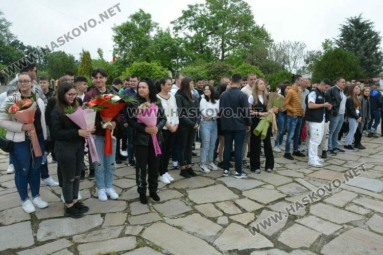 Царската гимназия изпрати 122 абитуриенти, Мерт Миленов с приз „Достоен Асеневец“