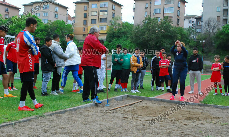 Треньори, ученици и учители от Спортното отпразнуваха празника си на стадиона 
