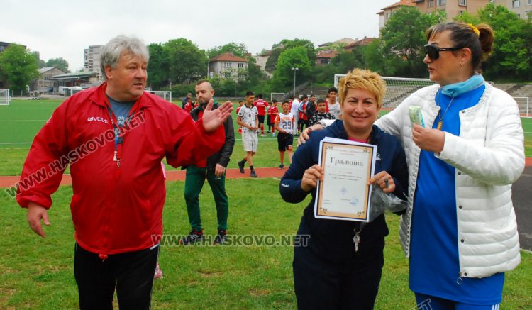 Треньори, ученици и учители от Спортното отпразнуваха празника си на стадиона 