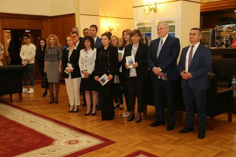 Цвета Караянчева се завърна в Народното събрание като...фотограф