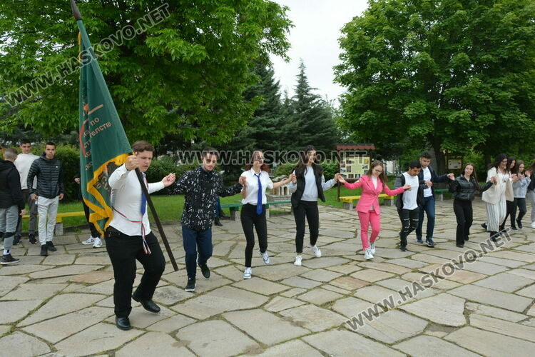 Царската гимназия изпрати 122 абитуриенти, Мерт Миленов с приз „Достоен Асеневец“