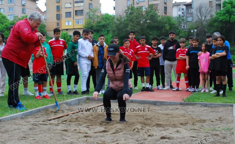 Треньори, ученици и учители от Спортното отпразнуваха празника си на стадиона 