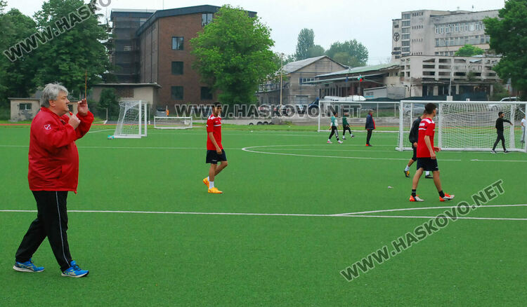 Треньори, ученици и учители от Спортното отпразнуваха празника си на стадиона 