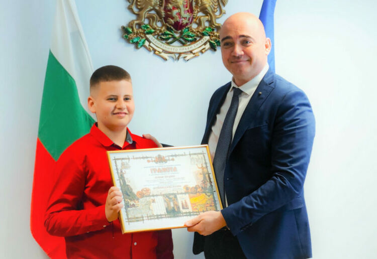 Министър Илин Димитров се срещна с шестокласник от Златоград, създал туристически сайт за родния си град