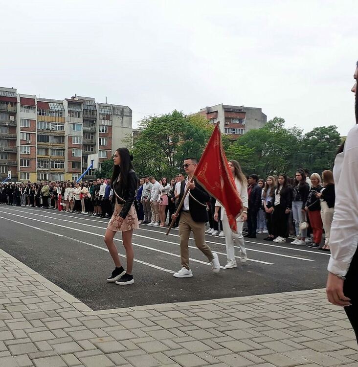 Средно училище „Отец Паисий“ с природоматематическа насоченост тържествено изпрати  своите абитуриенти