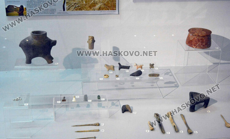 В Международен ден на музеите: интересни истории за кокошки, които кълват жито от сребърните посуда на император Лициний