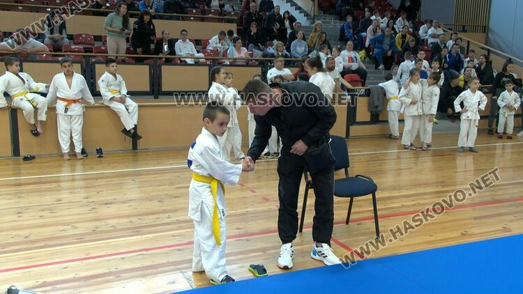 Отборът на ОУ „Алеко Константинов“ триумфира в първите училищни игри по джудо 