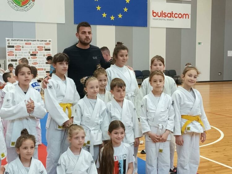Отборът на ОУ „Алеко Константинов“ триумфира в първите училищни игри по джудо 