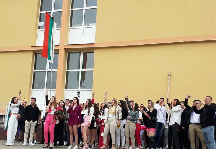 Средно училище „Отец Паисий“ с природоматематическа насоченост тържествено изпрати  своите абитуриенти