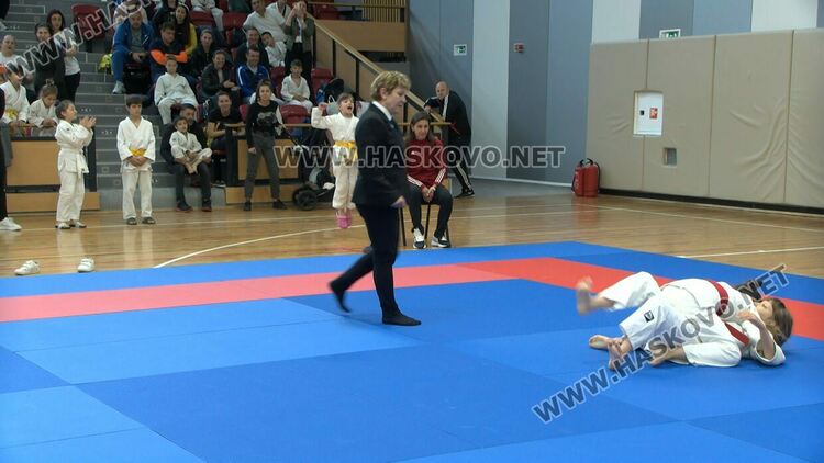 Отборът на ОУ „Алеко Константинов“ триумфира в първите училищни игри по джудо 