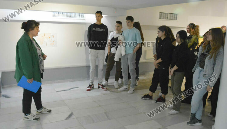 В Международен ден на музеите: интересни истории за кокошки, които кълват жито от сребърните посуда на император Лициний