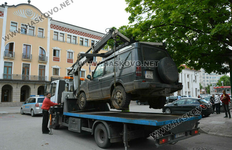 Ловец заряза джип на паркинга на Община Хасково, вдигнаха го с паяк