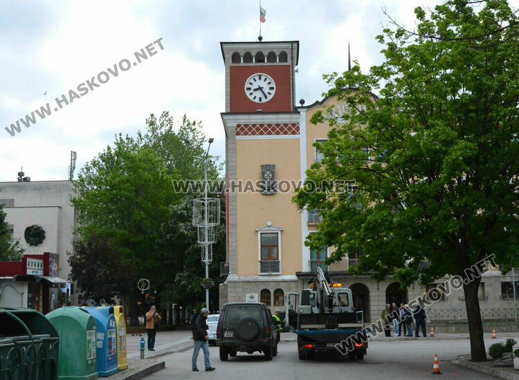 Ловец заряза джип на паркинга на Община Хасково, вдигнаха го с паяк