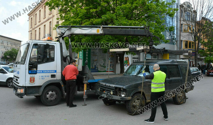 Ловец заряза джип на паркинга на Община Хасково, вдигнаха го с паяк