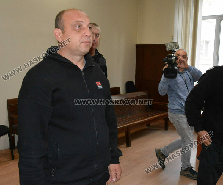 Пробация за незаконния търговец с брадвата, заканил се с убийство на полицаи