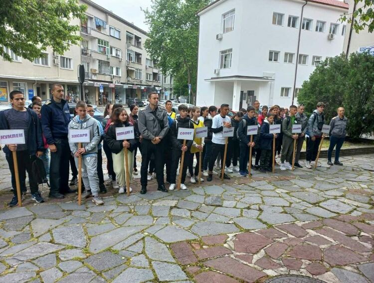 Ученици от Асеновград участваха в състезание за защита от бедствия 