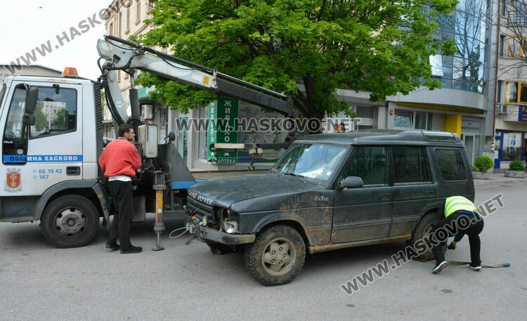Ловец заряза джип на паркинга на Община Хасково, вдигнаха го с паяк