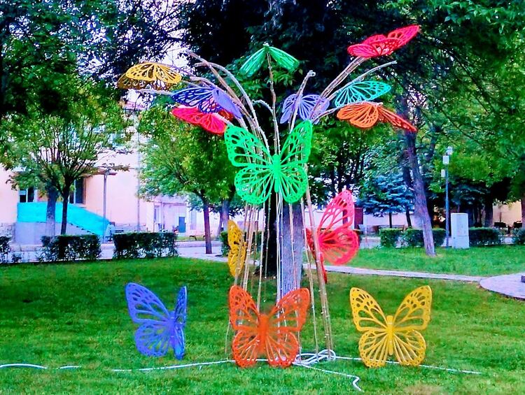 Феерия от светлини и пеперуди радва посетителите на парка в Момчилград