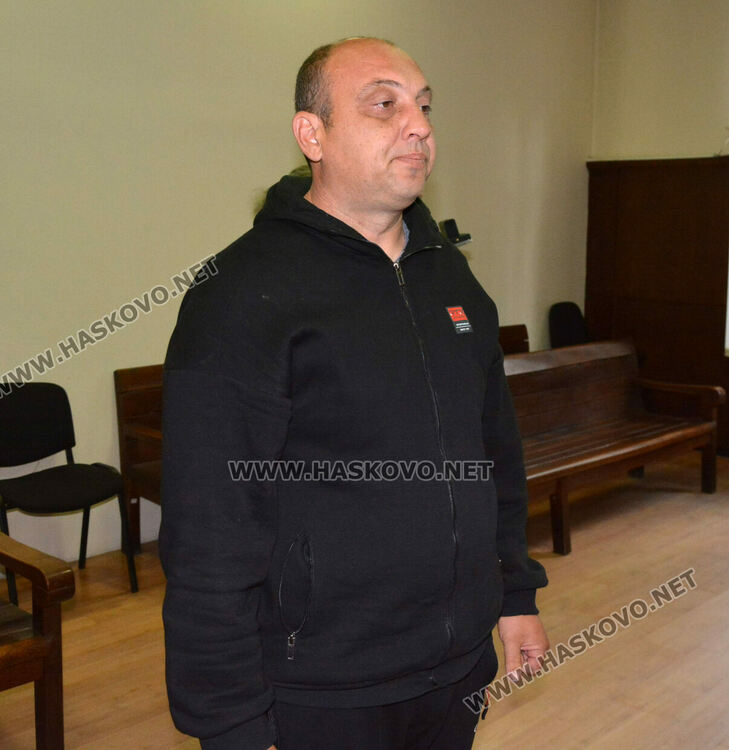 Пробация за незаконния търговец с брадвата, заканил се с убийство на полицаи