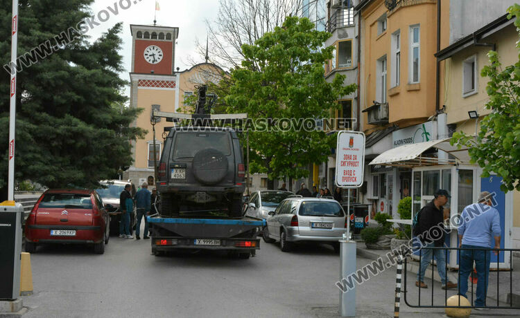 Ловец заряза джип на паркинга на Община Хасково, вдигнаха го с паяк
