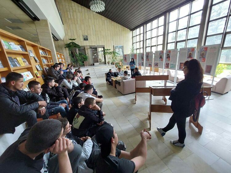 Ученици от ПГТТ "Христо Ботев" проведоха открит урок в  Регионалата библиотека „Николай Вранчев