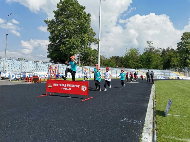 Отборът на СУ „Христо Смирненски“ в село Черноочене спечели областното състезание „Млад огнеборец“