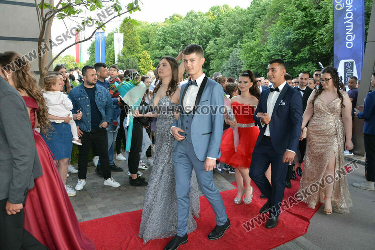 Царската гимназия откри сезона на баловете в Хасково