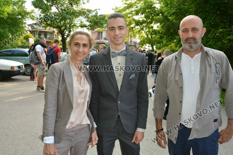 Царската гимназия откри сезона на баловете в Хасково