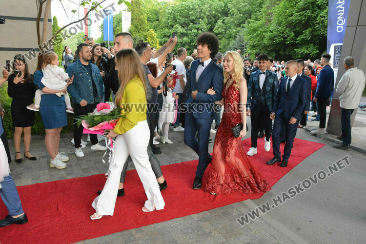 Царската гимназия откри сезона на баловете в Хасково