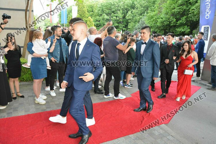 Царската гимназия откри сезона на баловете в Хасково